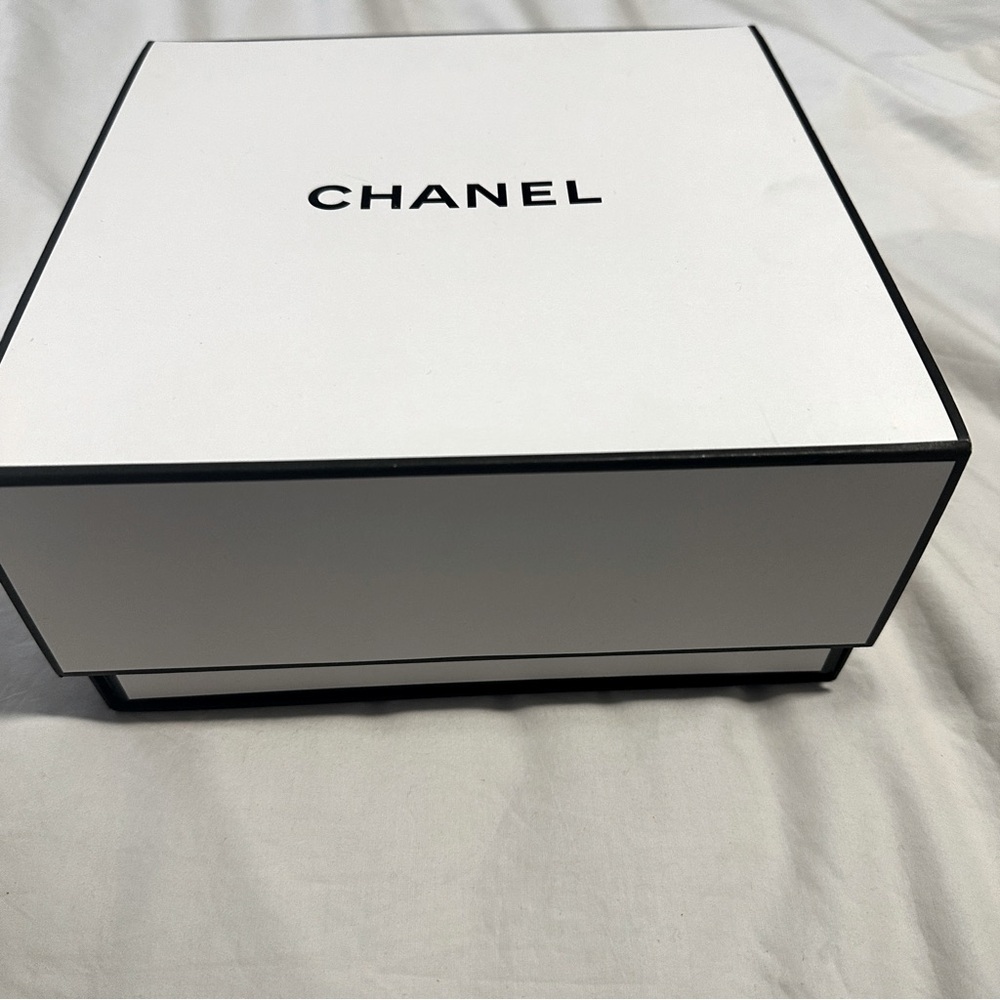 CHANEL White and Black Box excellent condition Chanel tissue paper and ribbon - Picture 3 of 7